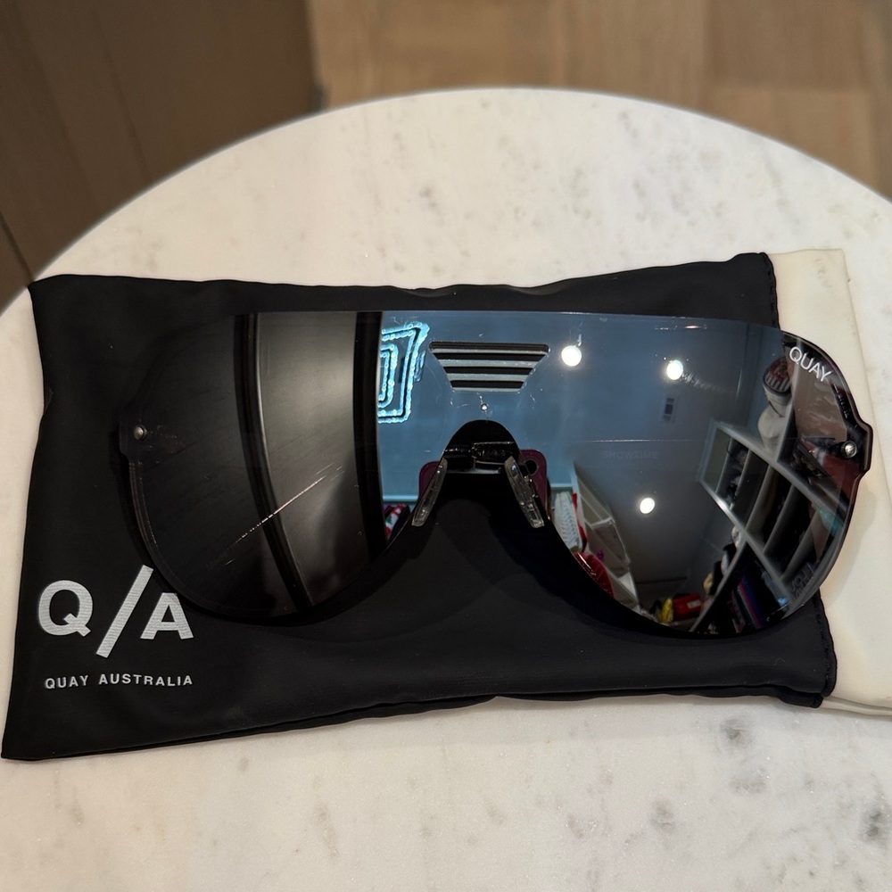 Quay Australia SHOWTIME Sunglasses - Black Frame, Silver Mirror Lens